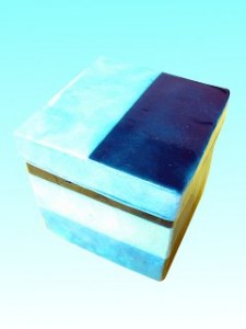 Boîte cubique bleue en capiz 10,2x10,2 cm 