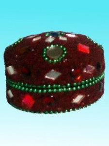 Boîte ronde bordeaux avec perles
