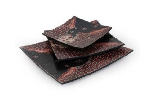 plat carré batik motifs floraux noir et rouge MM 20x19.5 cm 