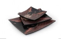 plat carré batik motifs floraux noir et rouge PM 16x15.5 cm 