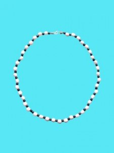 Collier perles blanches et noires