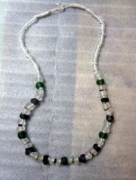 Collier en verre recyclé vert noir et blanc 