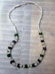 Collier en verre recyclé vert noir et blanc 