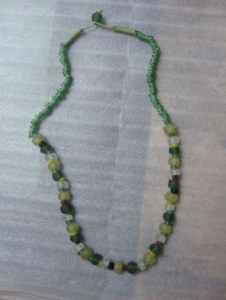 Collier en verre recyclé vert jaune et blanc 