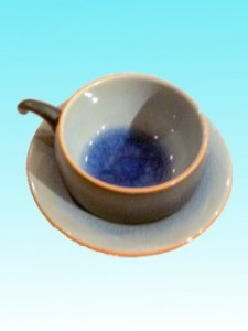 Tasse à café ronde bleue et sous tasse assortie
