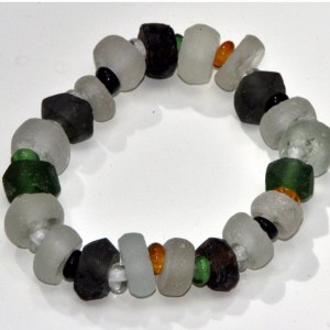 Bracelet en verre recyclé dépoli tons noir et blanc extensible