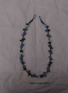 Collier en verre recyclé dépoli tons bleu et blanc extensible 6 cm