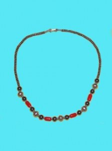 Collier perles noires, argentées et rouge
