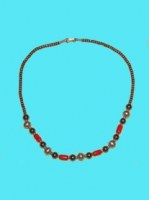 Collier perles noires, argentées et rouge